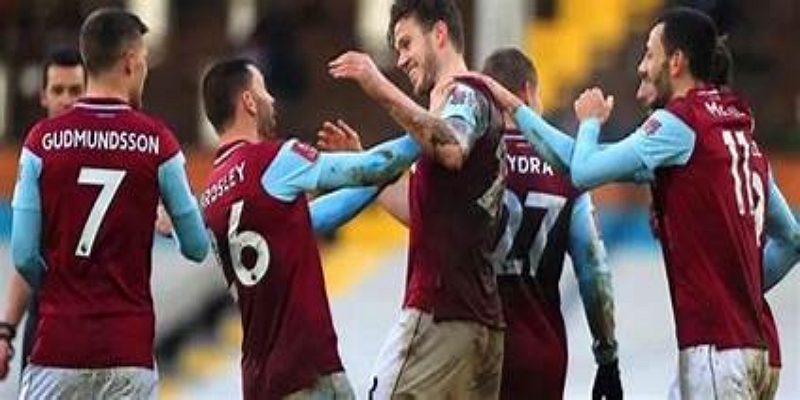 裁判偏见与VAR争议：乐鱼体育解析伯恩利赛场风波-乐鱼体育